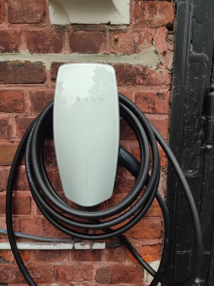 Installation borne de recharge Tesla